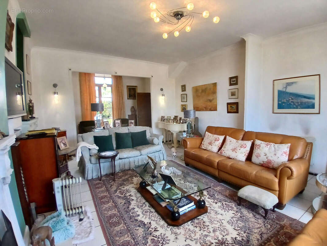 Une très belle maison de village en Dordogne à vendre, avec vue sur le château. 14 pièces. - photo 5
