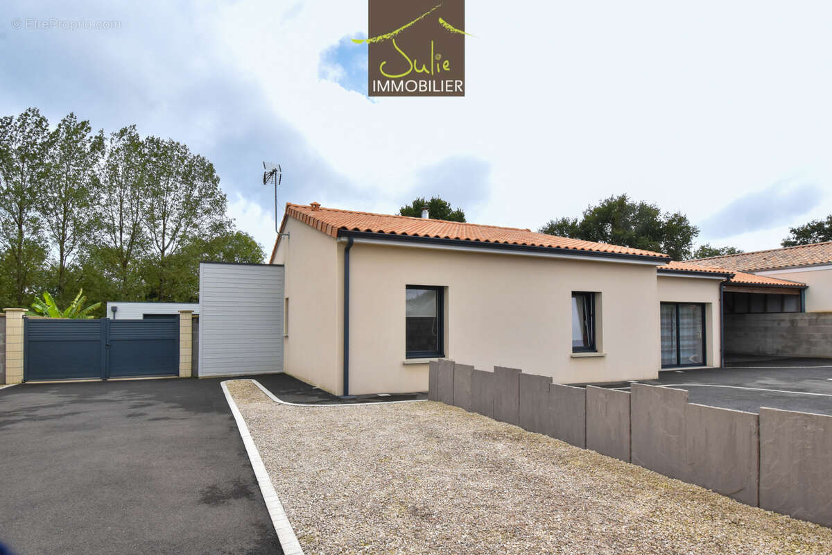 Maison à MONCOUTANT