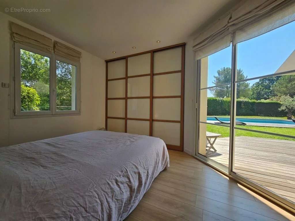 Demeure de prestige au coeur du Golf de Pessac   157 m2 avec - photo 6