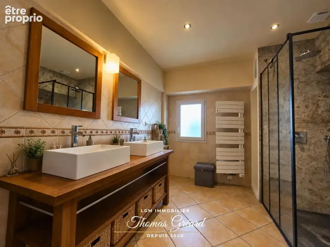  Longère rénovée – 161 m² habitables – 4 chambres – Terrain de 870 m² - Garage & carport - photo 10