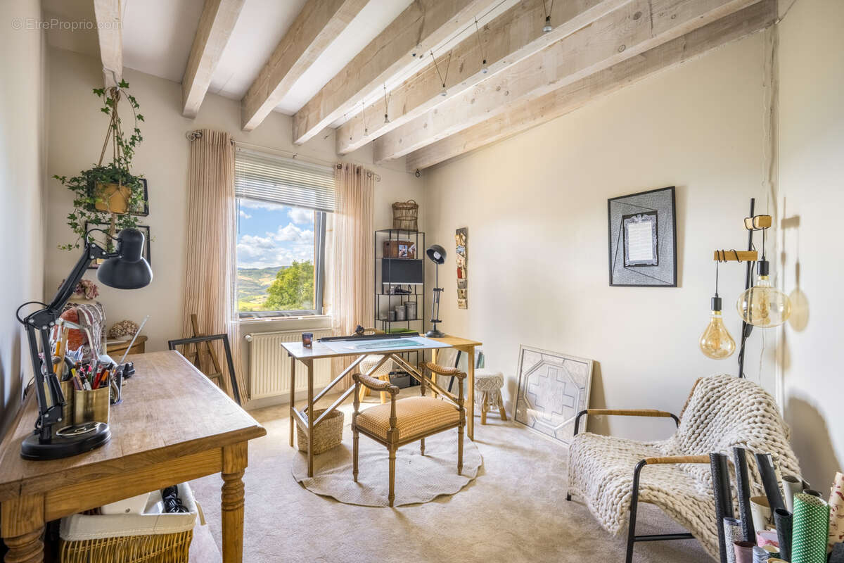 BEAUJOLAIS PIERRES DOREES, MAISON DE 233 M2 HAB, 3 chambres, bureau, terrain clos, Vue - photo 8