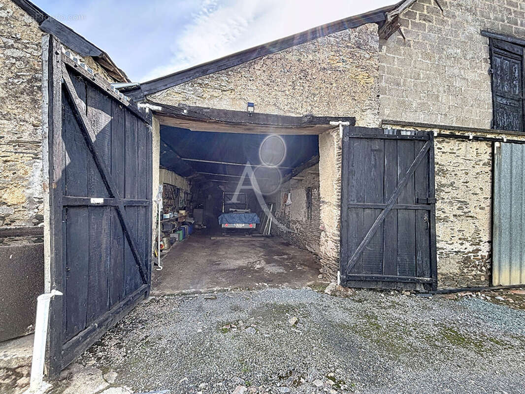 Maison à BECON-LES-GRANITS