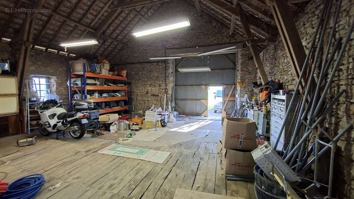Grange en pierre de 360 m² à rénover ! - photo 11