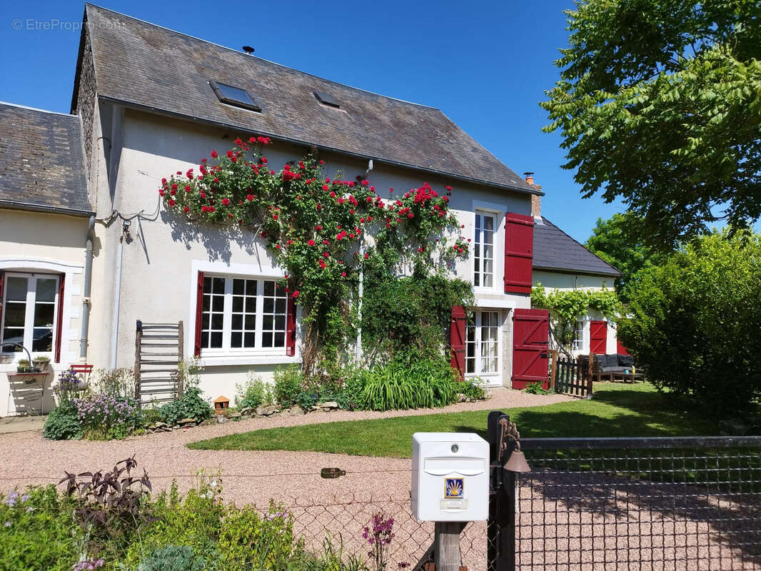 Propriété avec deux maisons et un gîte sur 7000m2 de jardin - photo 4