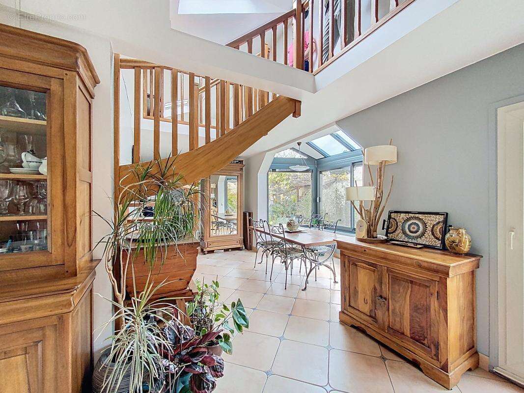 Maison à VOISINS-LE-BRETONNEUX