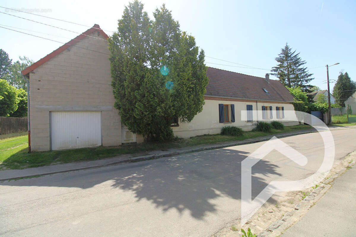 Maison à MAIGNELAY-MONTIGNY