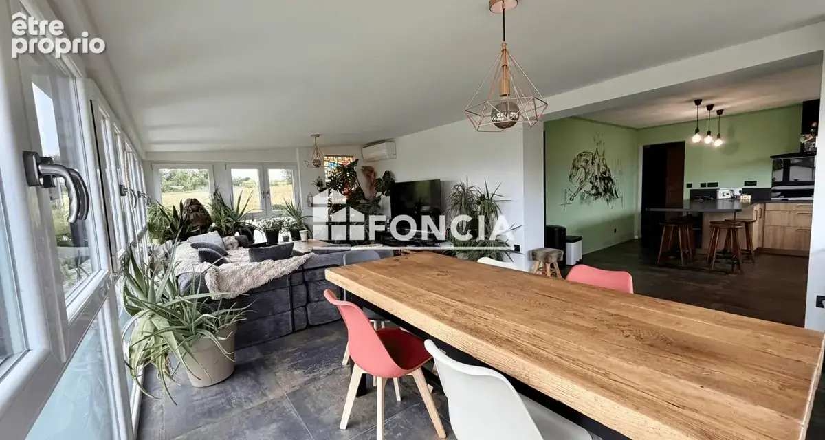 Proche Faulquemont et Saint Avold, belle maison de 160 M2 rénovée avec goût et offrant de belles prestations sur un terrain de 1 - photo 2