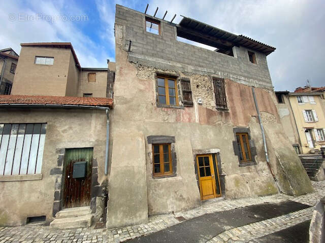Maison à MARINGUES