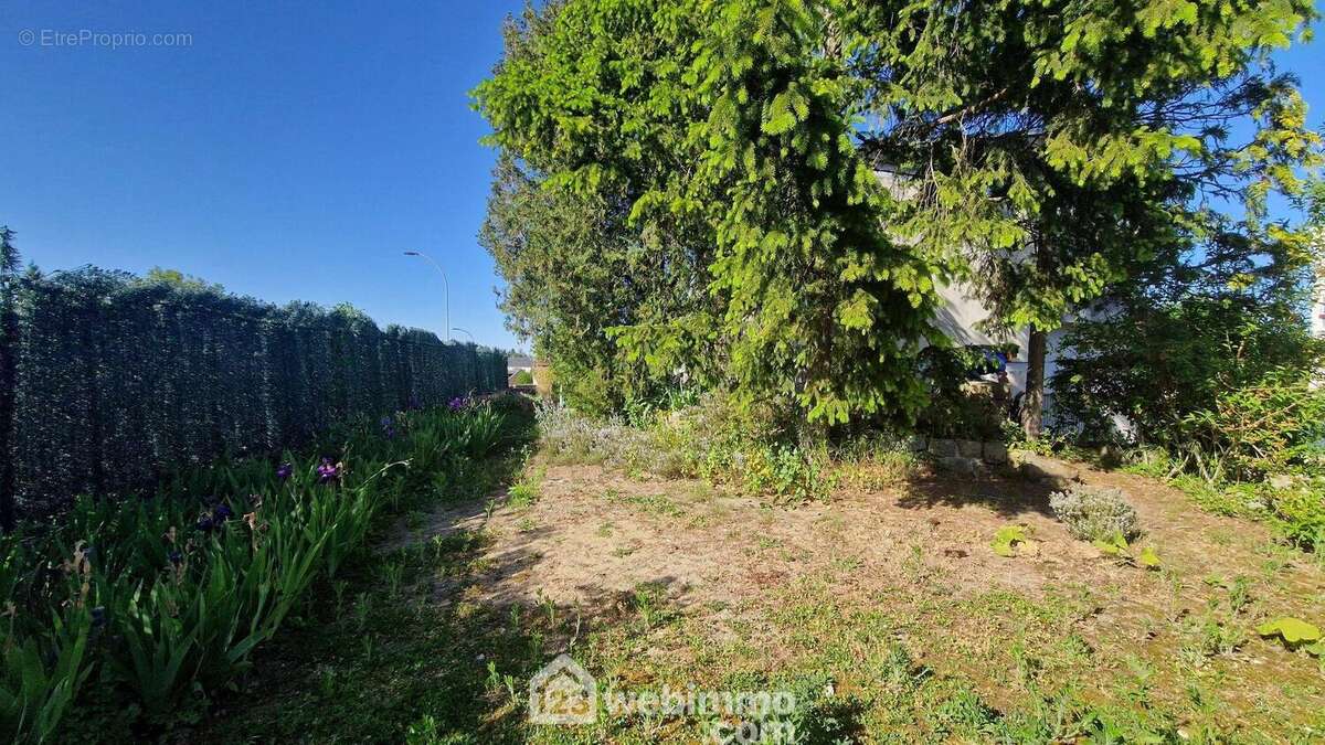 Erigée sur une parcelle de 380 m² - Maison à LAON