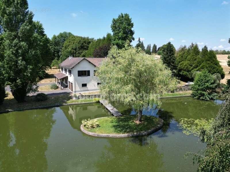 Maison individuelle 4 chambres avec bassin d'agrément et 1 hectare de terrain - photo 2