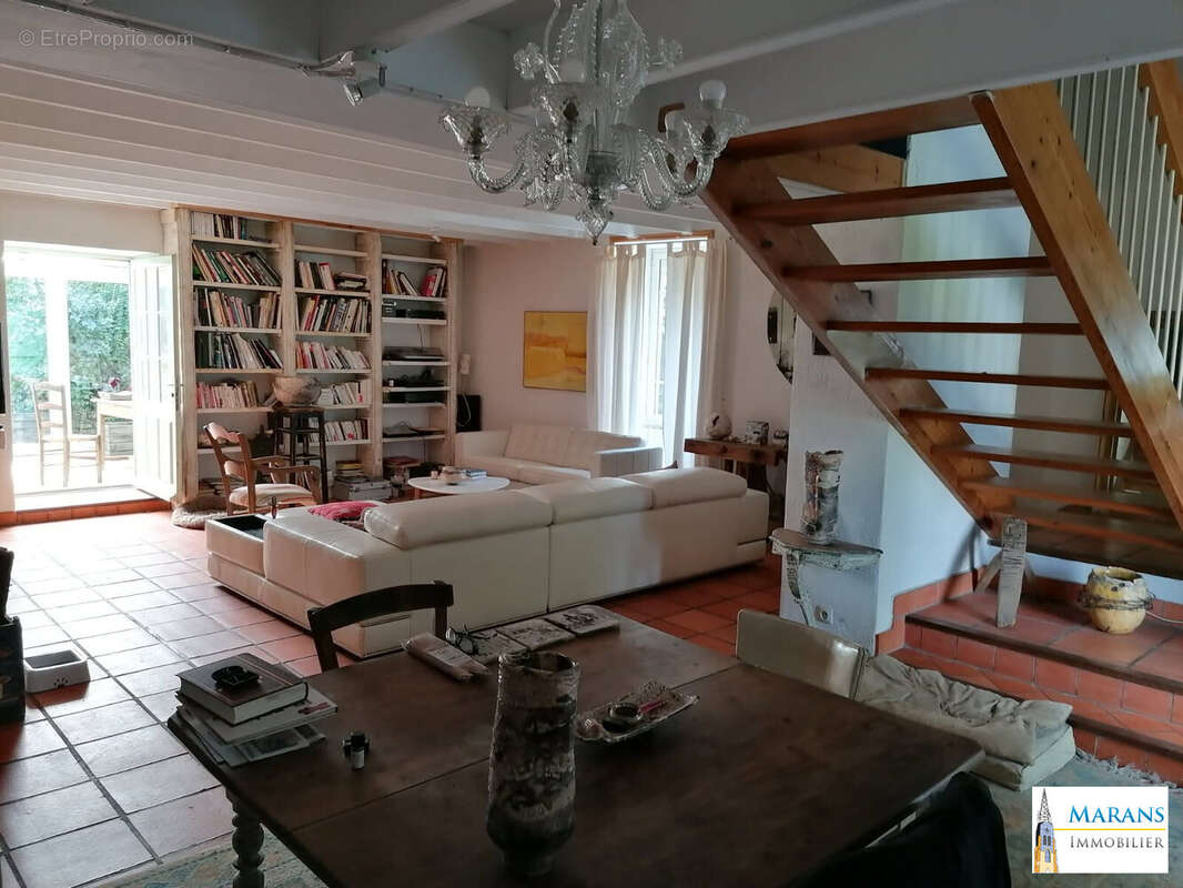 Salon séjour lumineux 50m² volet élec.