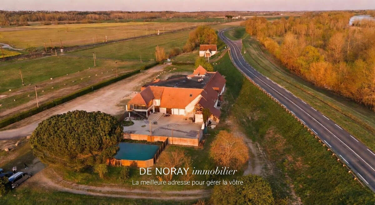 Opportunité investisseur Murs de 1200m2 à 10min d'Amboise avec possibilité d'exploitation en l'état sur 2,4ha - photo 2