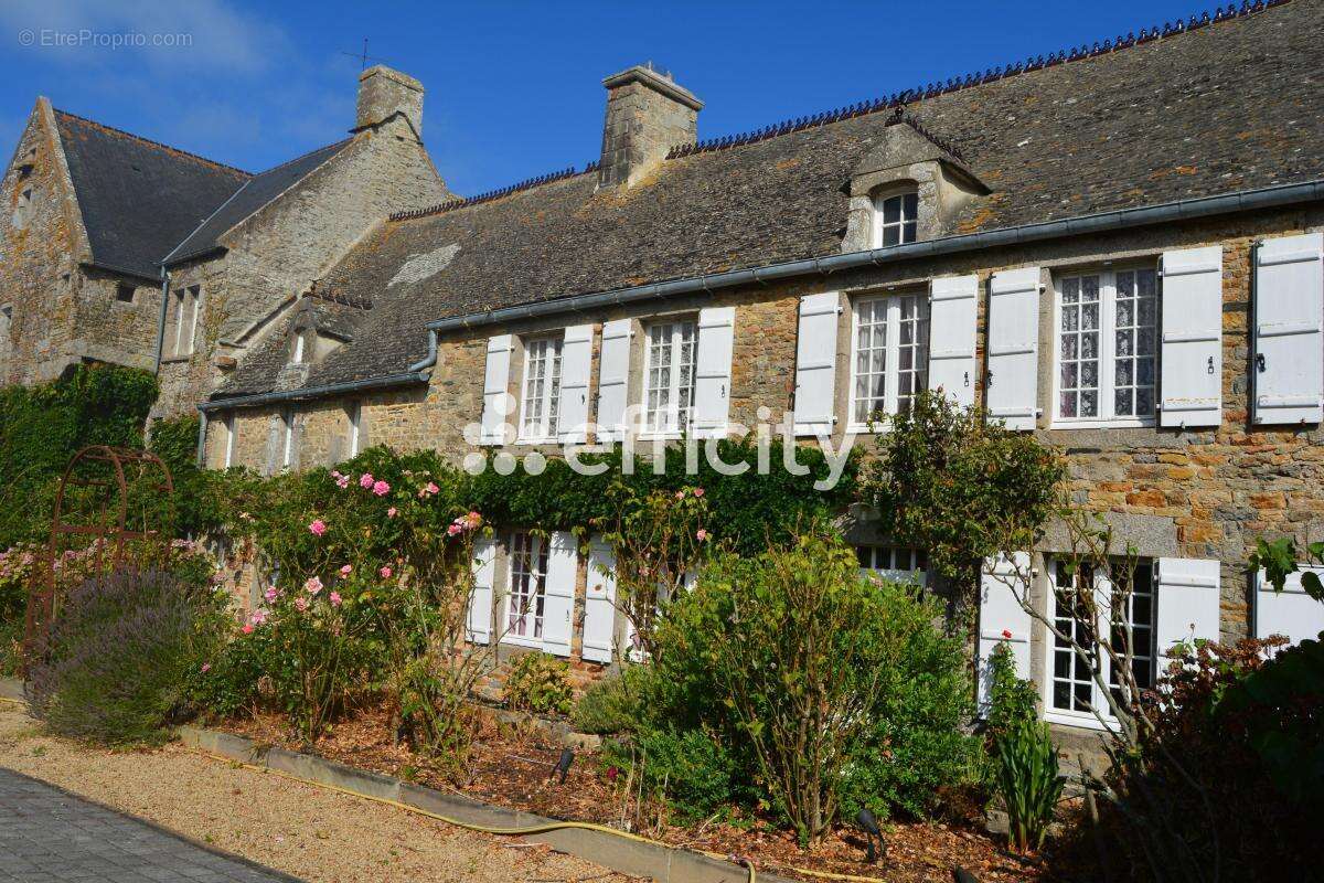 Maison 11 pièces 400 m² à vendre à Surtainville (50270) - photo 2