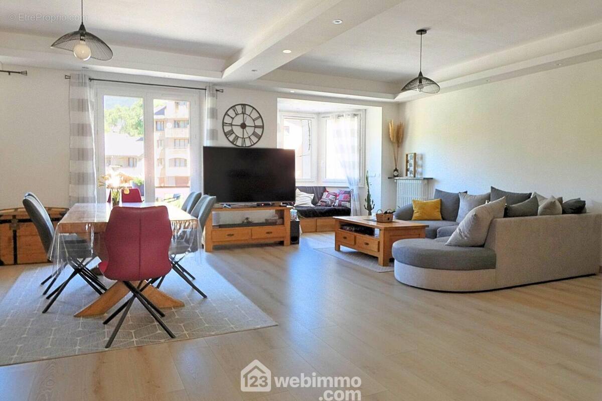 Il se distingue par son vaste salon/séjour de 43 m² ... - Appartement à UGINE