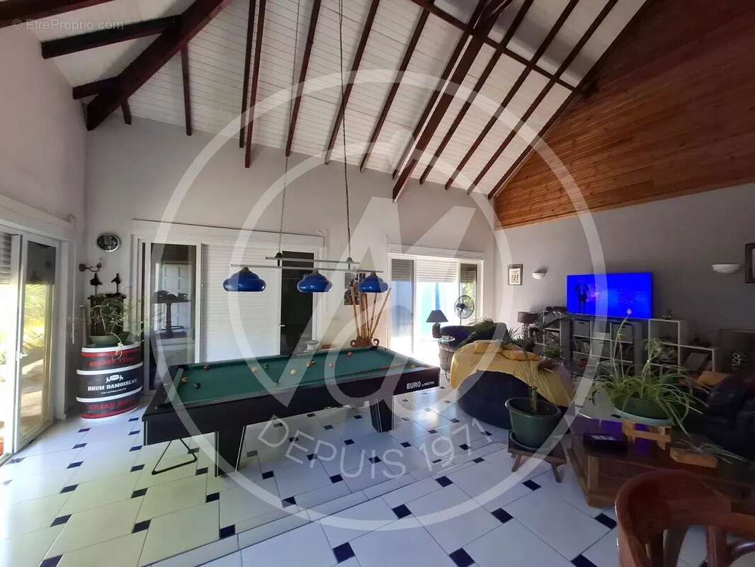 À vendre  1 029 000 € – Grande maison familiale & investissement locatif – Le Gosier - photo 2