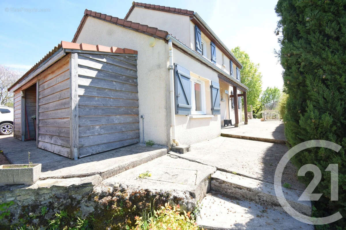 Maison à CREUZIER-LE-VIEUX
