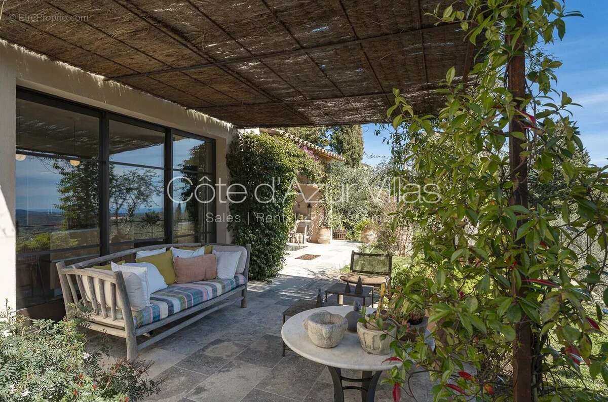 Maison à CHATEAUNEUF-GRASSE