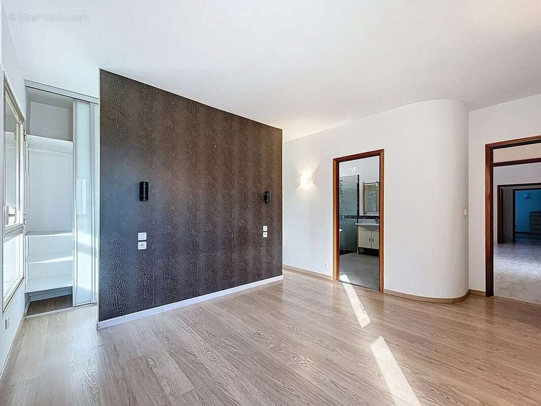 Maison à SAINT-LAURENT-DU-VAR