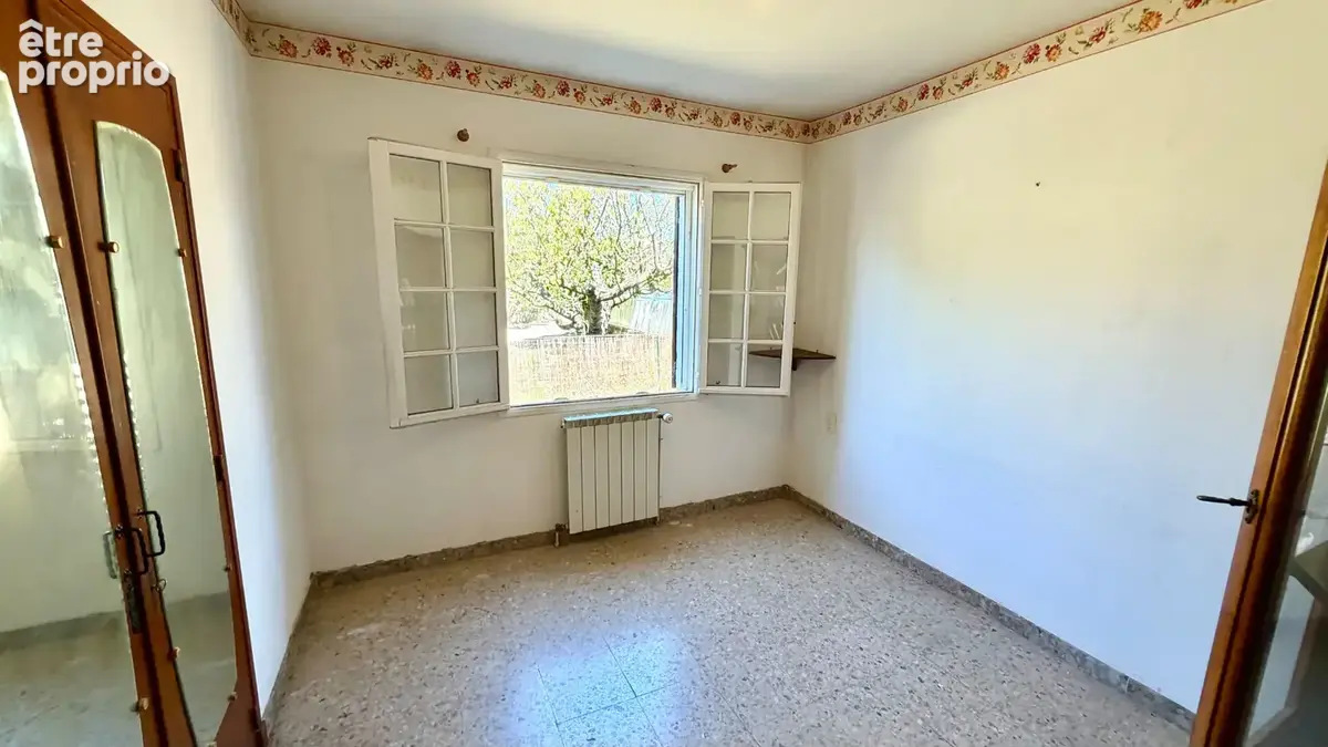 Maison de plain pied sur 428 m² de jardin clos et arboré. - photo 11