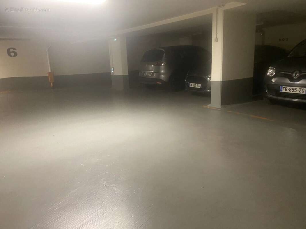 Parking à PARIS-17E