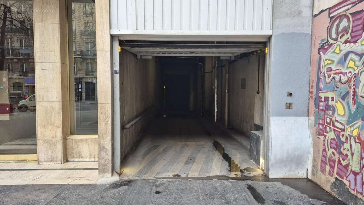 Parking à PARIS-18E