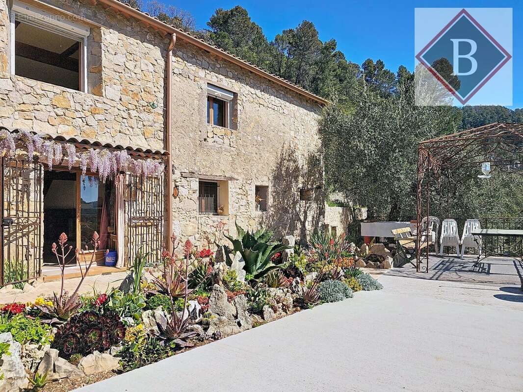 Maison à SAINT-CEZAIRE-SUR-SIAGNE