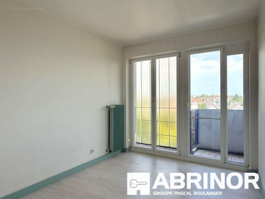 Superbe t4 traversant 90 m² — vue étang & tour perret, plein sud - photo 5