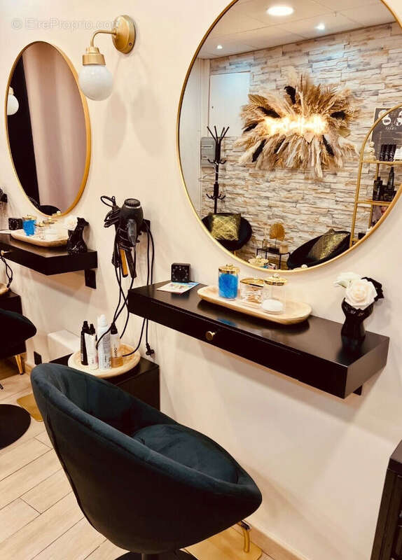 ST PRIEST - Fond de Commerce salon de coiffure / Appartement / Garage - photo 4