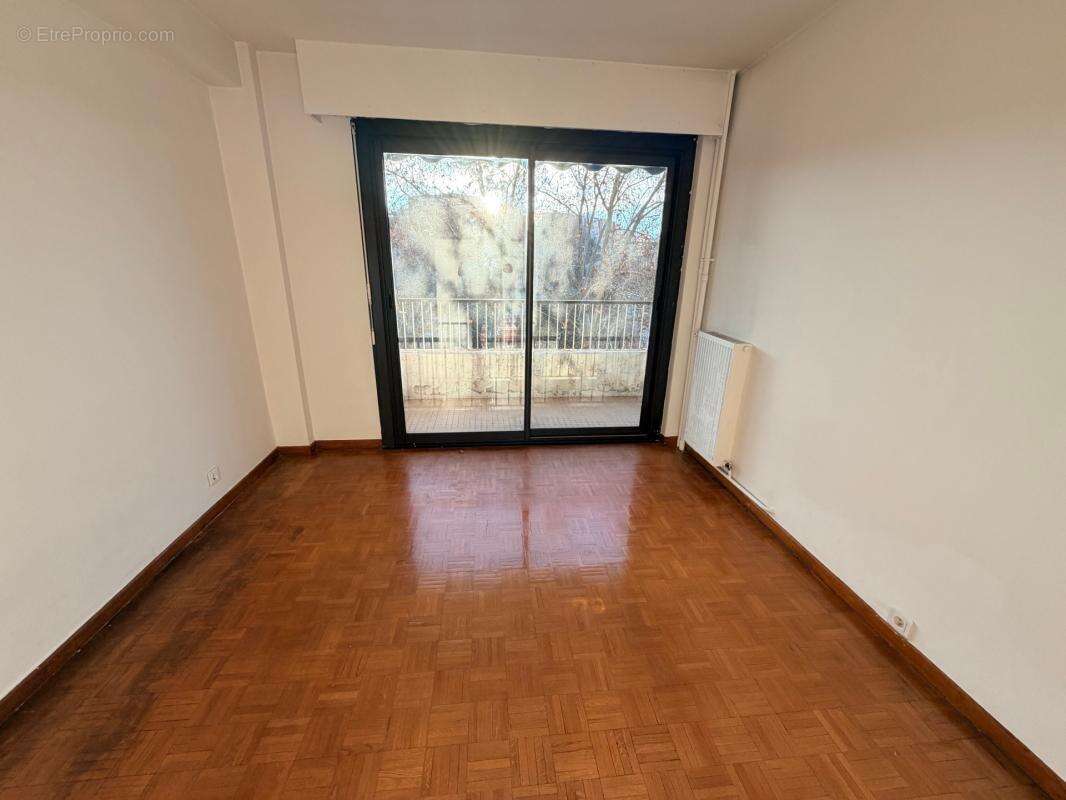 Appartement à MARSEILLE-4E
