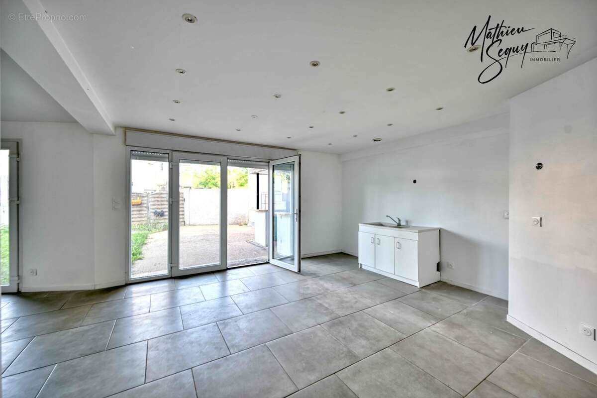 Ensemble immobilier pro/perso à St Genis Laval - photo 11
