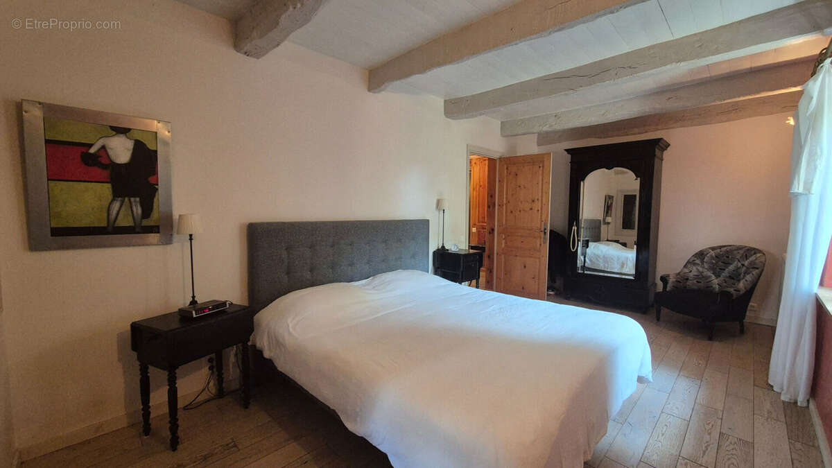 Maison de caractère en pierre entre bourg et mer - photo 11