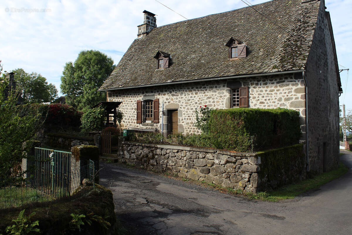Maison à SAINT-MARTIN-CANTALES