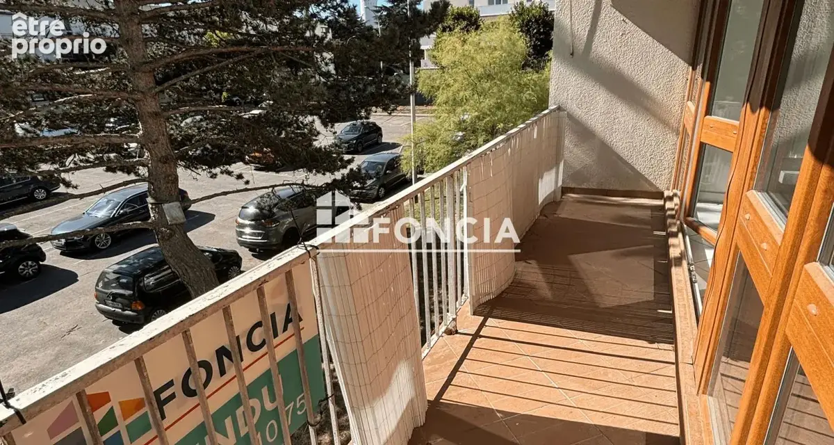 3 pièces au premier étage sans ascenseur avec grand balcon filant, parking extérieur et cave, dans résidence arborée, sécurisée - photo 7
