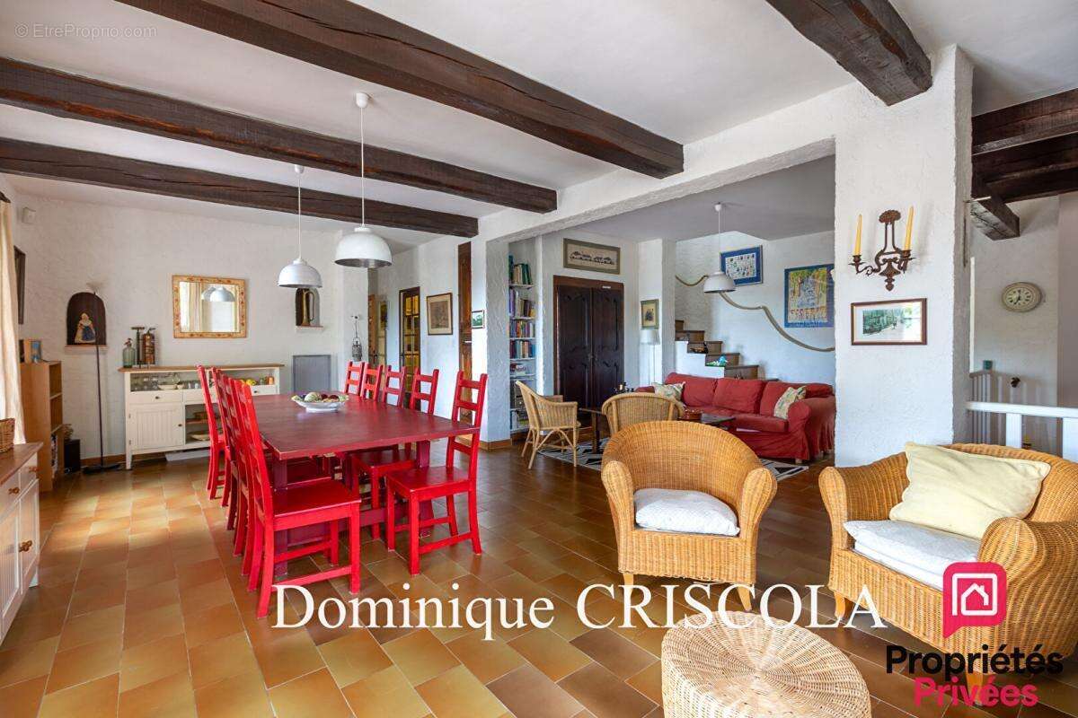 Rare propriété avec vue panoramique dans quartier recherché - photo 4