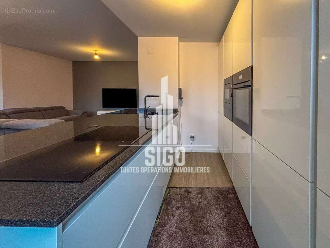 Appartement à COMBES