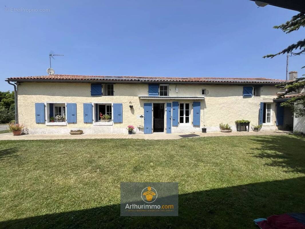 Maison à SAINT-CYR-DU-DORET