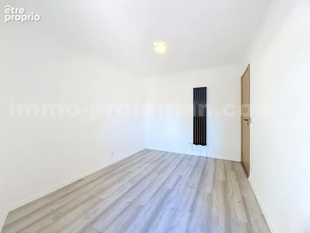 Appartement_T4_Annemasse_belle_superficie_proximitée_frontière_Suisse_tram_Ceva_direction_GENEVE_Frontaliers_Cuisine_Séjour_Terrasse_Chambre_1_