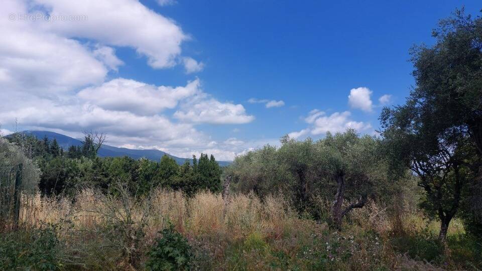 Terrain à OPIO