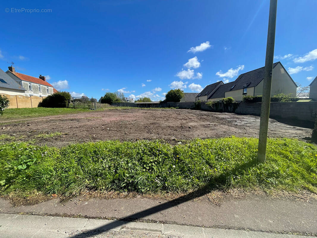 Terrain à LESSAY