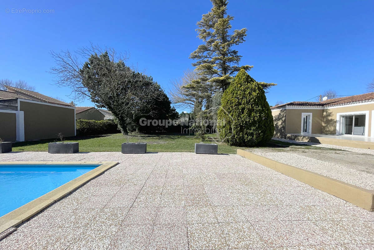 Maison à ENTRAIGUES-SUR-LA-SORGUE