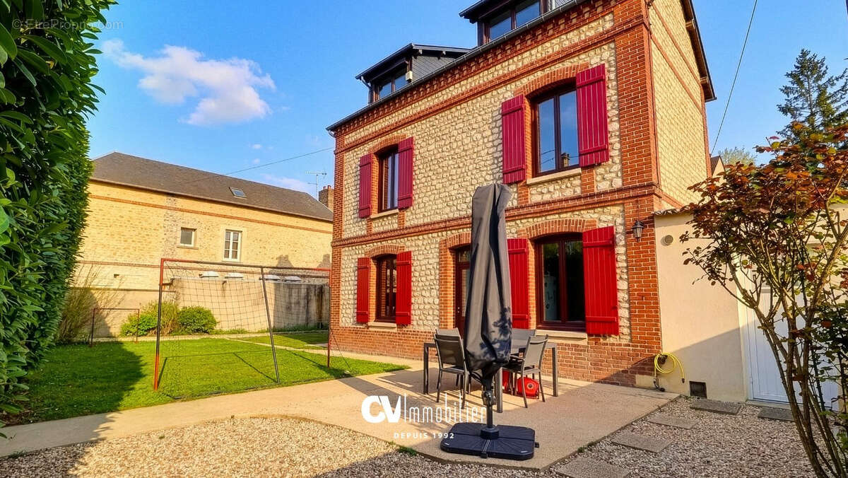 Maison à SAINT-ETIENNE-DU-VAUVRAY