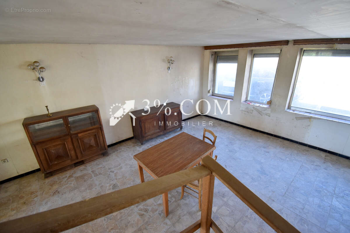Maison de caractère de 280 m2 à rénover sur un terrain d'environ 950 m2 à FAVIERES - photo 4