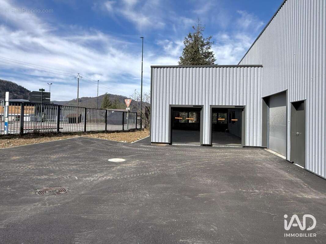 Photo 3 - Commerce à SAINT-ETIENNE-DE-CROSSEY