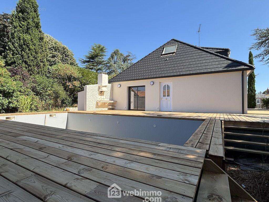 Une terrasse la contourne sur deux faces, - Maison à CHASSENEUIL-DU-POITOU