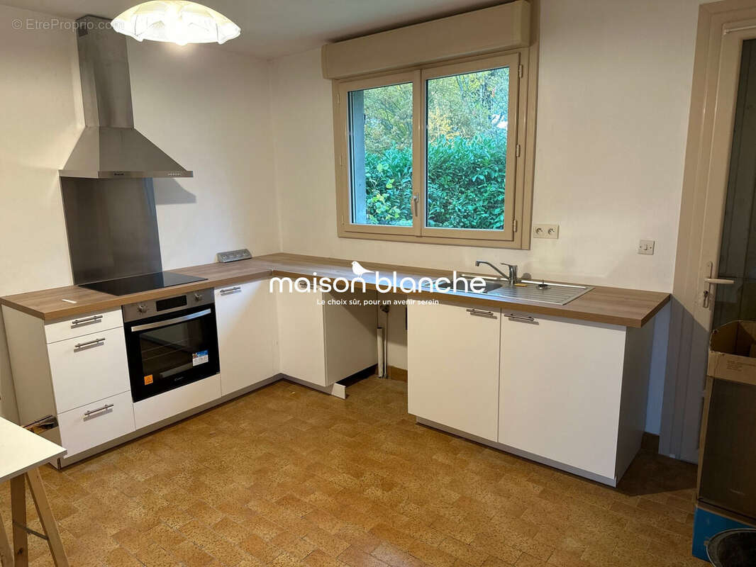 Maison 173 m² à Saint-Barthelemy-D'anjou  - photo 2