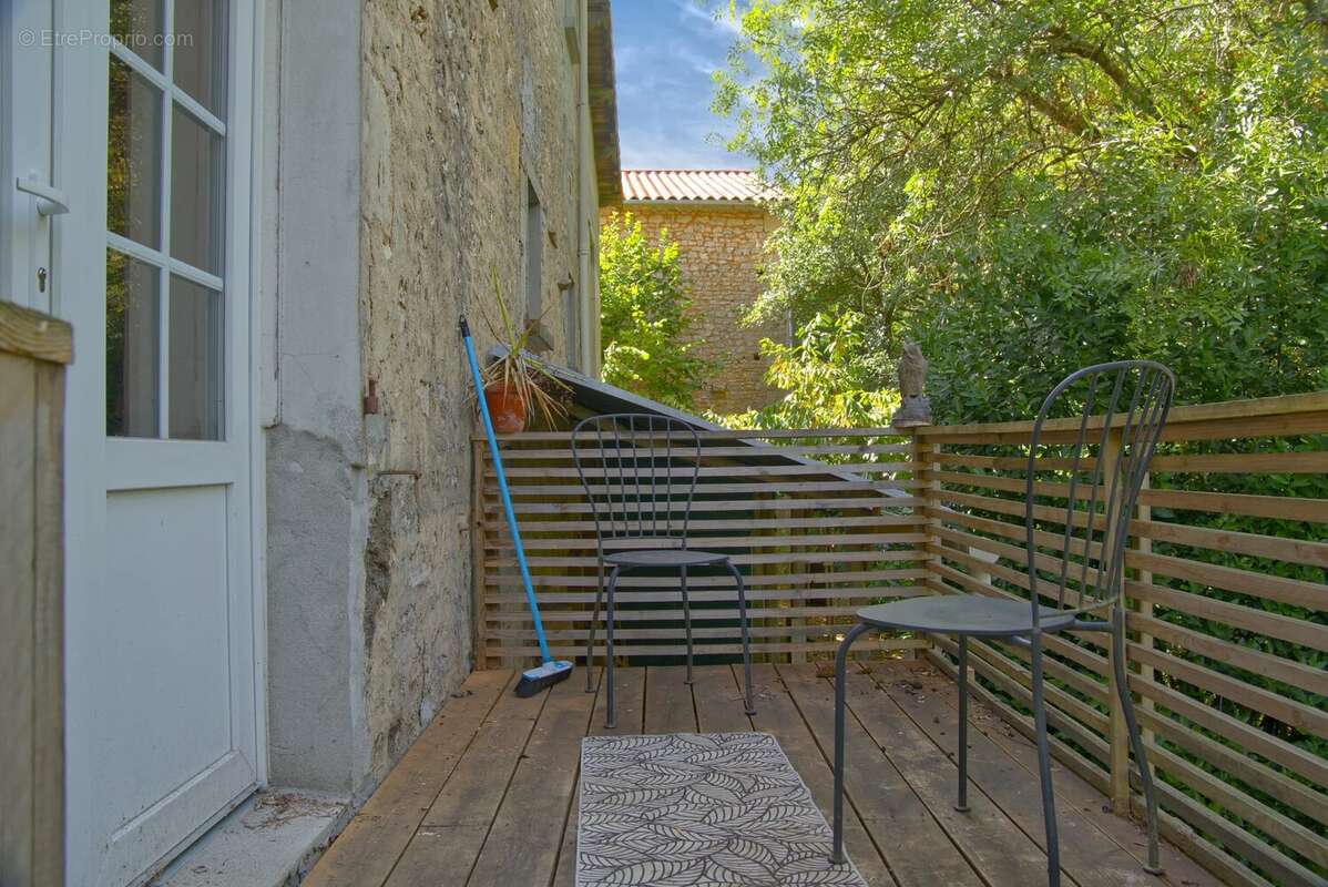 Maison de village à finir de rénover avec accès privatif à la rivière, au cœur d'un charmant village avec bar - photo 10
