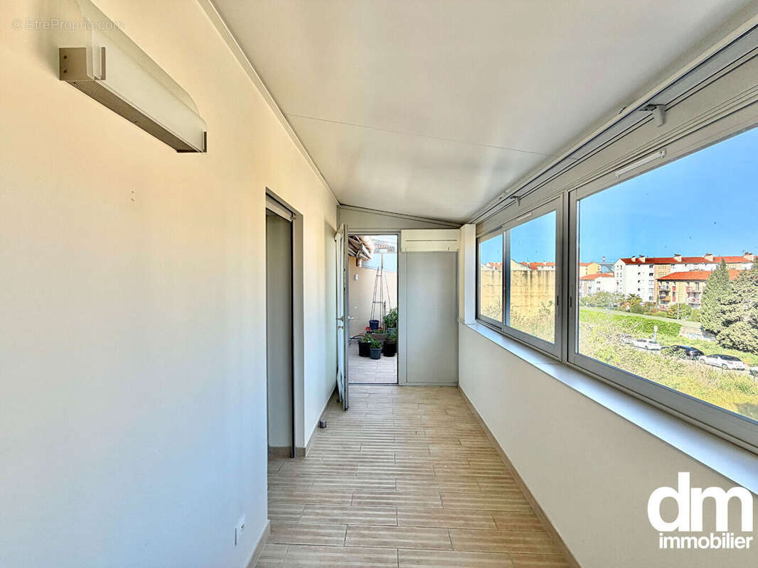 Appartement de type 4 avec trois terrasses, loggia, garage et deux caves. - photo 12