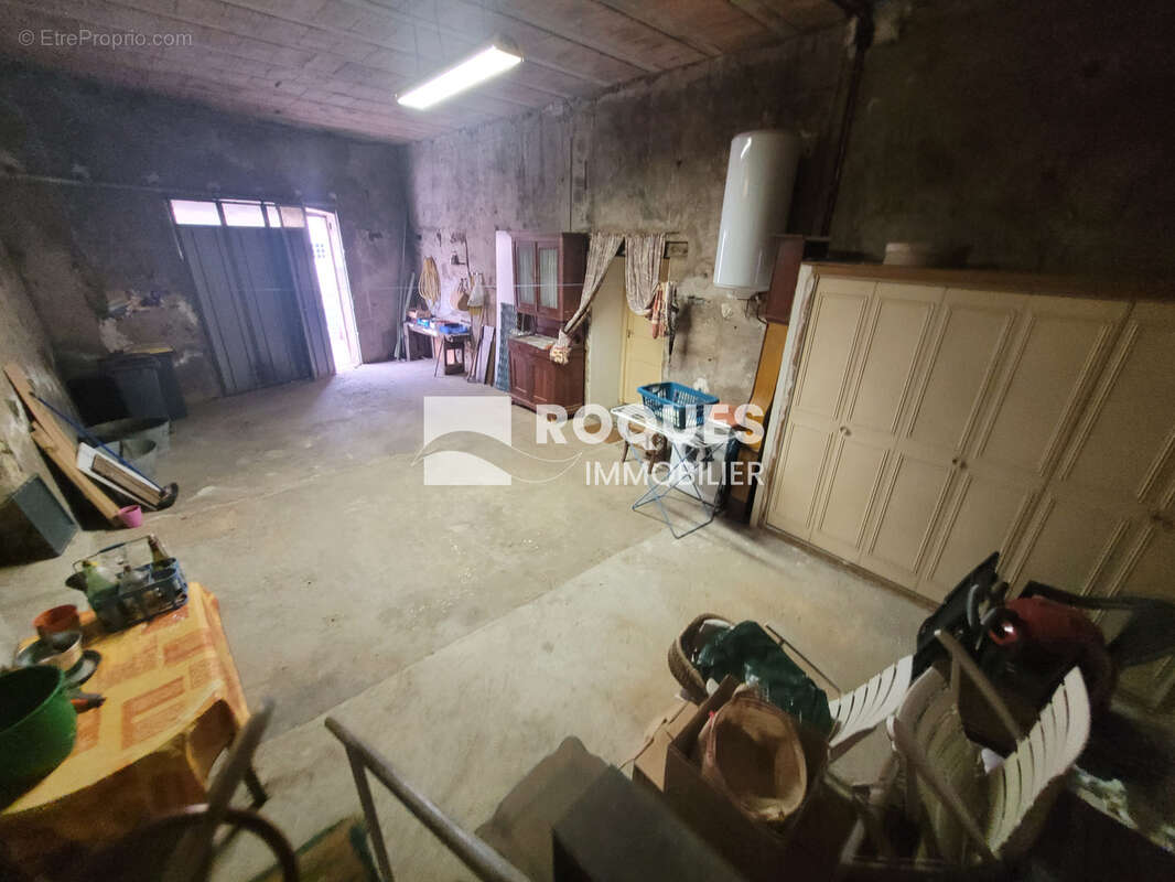 Au POUJOL SUR ORB , maison de village environ 150 m2 habitable divisé en 2 appartements, grand garage, et une - photo 14
