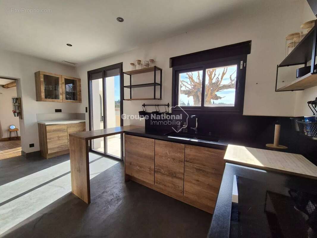 Maison à ENTRAIGUES-SUR-LA-SORGUE