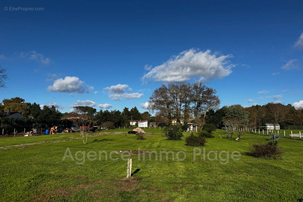 Terrain à VENSAC